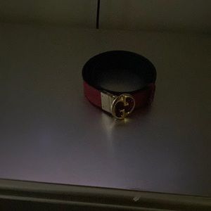 I’m selling Gucci belt which can be worn on black side or red side